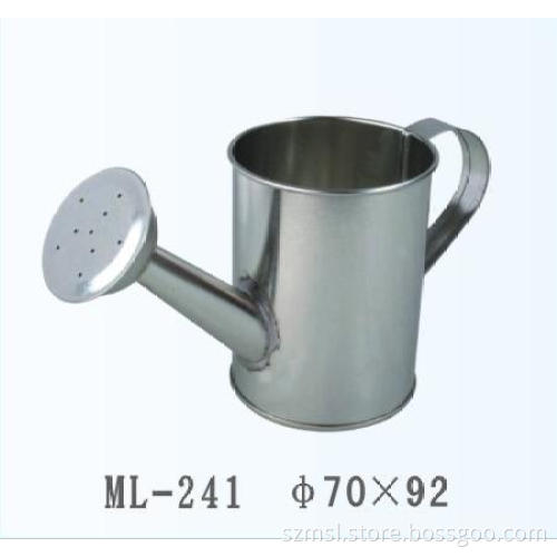 tin watering bucket